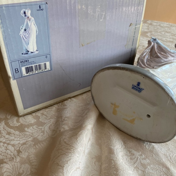 RETIRED 2001 ‘SOCIALITE OF THE 20s LLADRO’ PORCELAIN FIGURINE-Item#01005283 - Picture 11 of 12